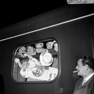 Ajax-supporters voor Ajax tegen Benfica vertrekken per trein vanaf Centraal Stat, Bestanddeelnr 922-1613