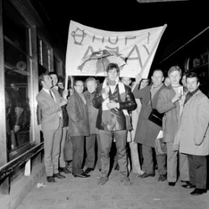 Ajax-supporters voor Ajax tegen Benfica vertrekken per trein vanaf Centraal Stat, Bestanddeelnr 922-1631