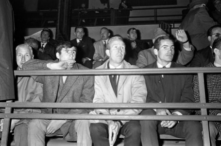 Ajax-spelers op de tribune, v.l.n.r. Sjaak Swart, Henk Groot, Velibor Vasovic, Bestanddeelnr 919-7001