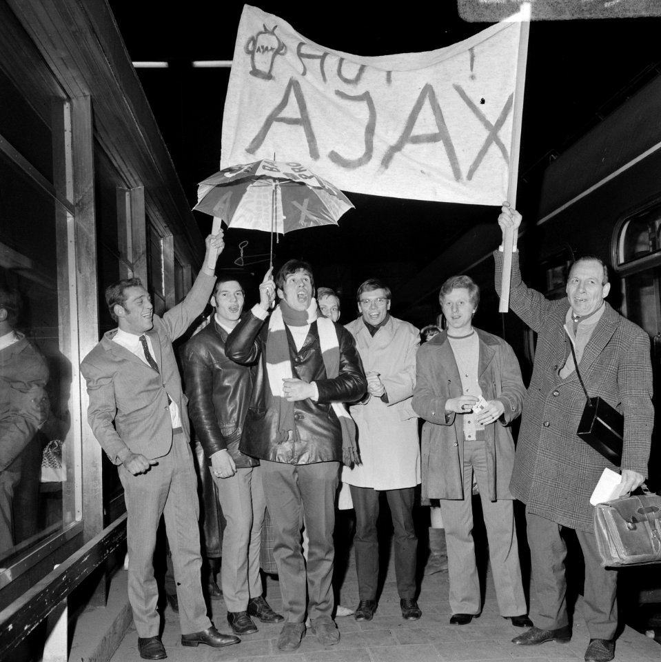 Ajax-supporters voor Ajax tegen Benfica vertrekken per trein vanaf Centraal Stat, Bestanddeelnr 922-1632
