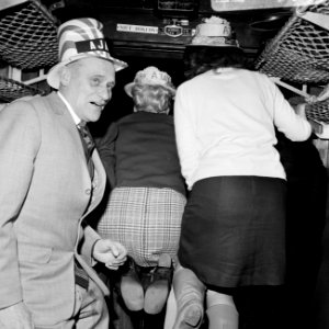 Ajax-supporters voor Ajax tegen Benfica vertrekken per trein vanaf Centraal Stat, Bestanddeelnr 922-1635