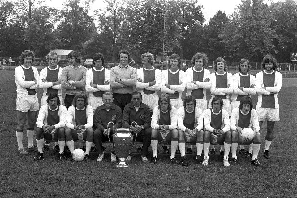 Ajax-selectie presenteert zich aan de pers, de hele selectie met de Europa-cup i, Bestanddeelnr 925-7434