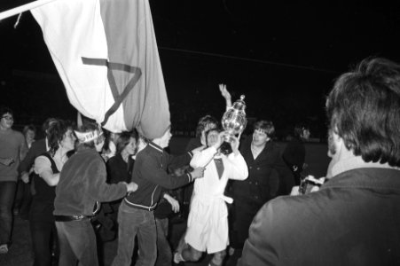 Ajax-speler Cruijff met de beker tijdens de ereronde, Bestanddeelnr 924-5680