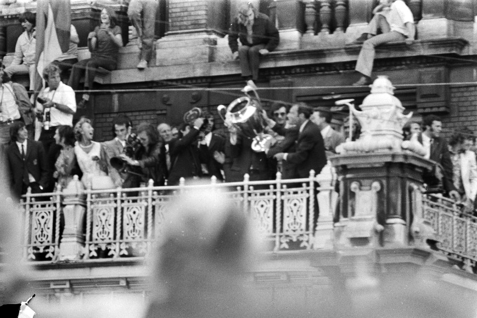 Ajax-spelers op het balkon, Bestanddeelnr 924-6161