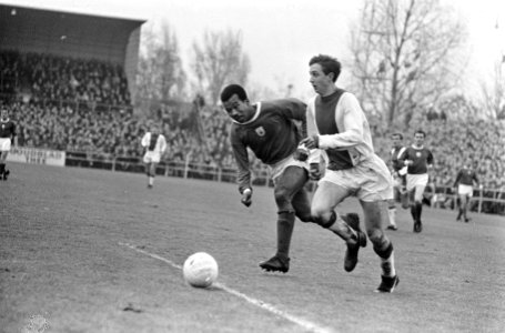 Ajaxspeler Johan Cruijff (rechts) in duel met Ronald Breinburg, Bestanddeelnr 919-8245