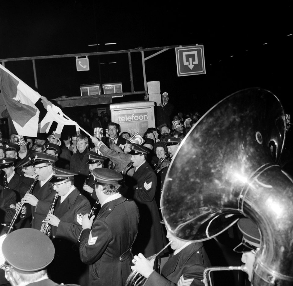Ajax-supporters voor Ajax tegen Benfica vertrekken per trein vanaf Centraal Stat, Bestanddeelnr 922-1617