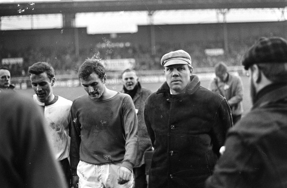 Ajax-Feyenoord 0-1. Ajax-trainer Rinus Michels verlaat het veld, Bestanddeelnr 921-8655