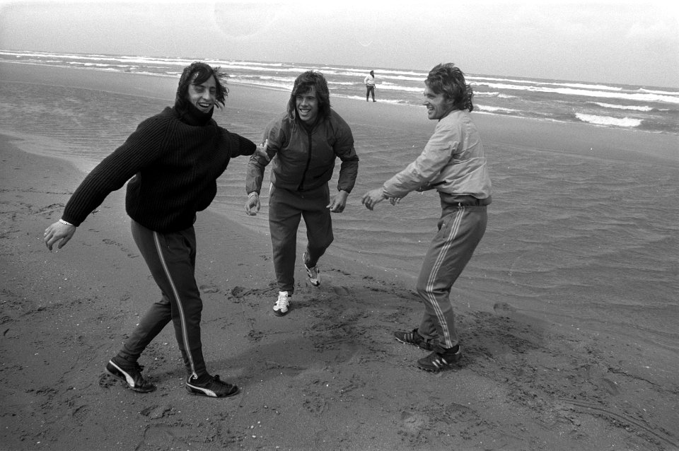 Ajax-spelers Johan Cruijff (l) en Dick van Dijk (m) op het strand, Bestanddeelnr 925-6279