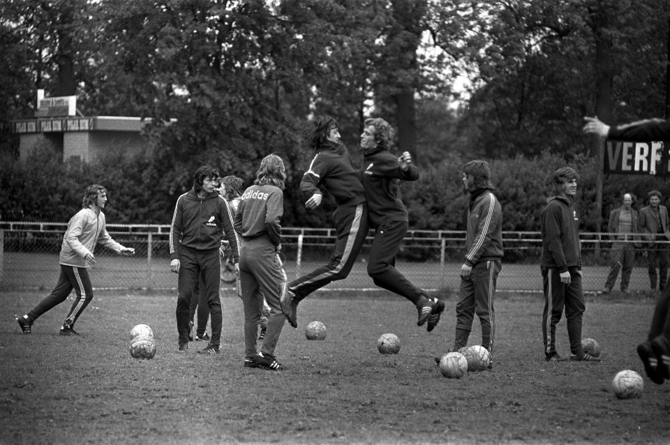 Ajax-spelers Johan Cruijff (l) en Piet Keizer tijdens de training, Bestanddeelnr 925-6255