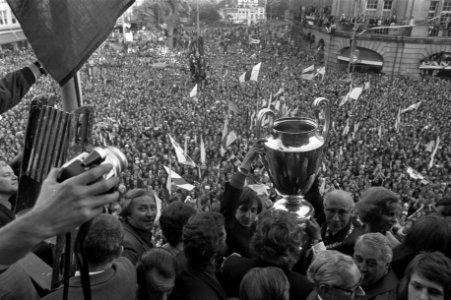 Ajax-speler Johan Cruijff en burgemeester Ivo Samkalden met de cup tijdens de hu, Bestanddeelnr 925-6406