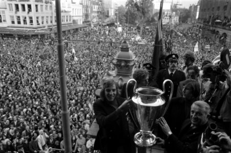 Ajax-spelers en burgemeester Ivo Samkalden met de cup tijdens de huldiging, Bestanddeelnr 925-6410