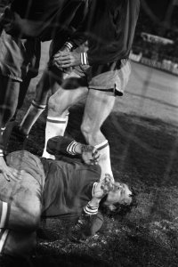 Ajax-Feyenoord 1-3. Piet Keizer ligt geblesseerd op de grasmat, kort nadat hij …, Bestanddeelnr 924-5903