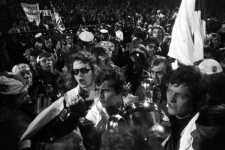 Ajax-voetballers Piet Keizer en Arie Haan (r) tussen supporters tijdens de huldi, Bestanddeelnr 925-6338