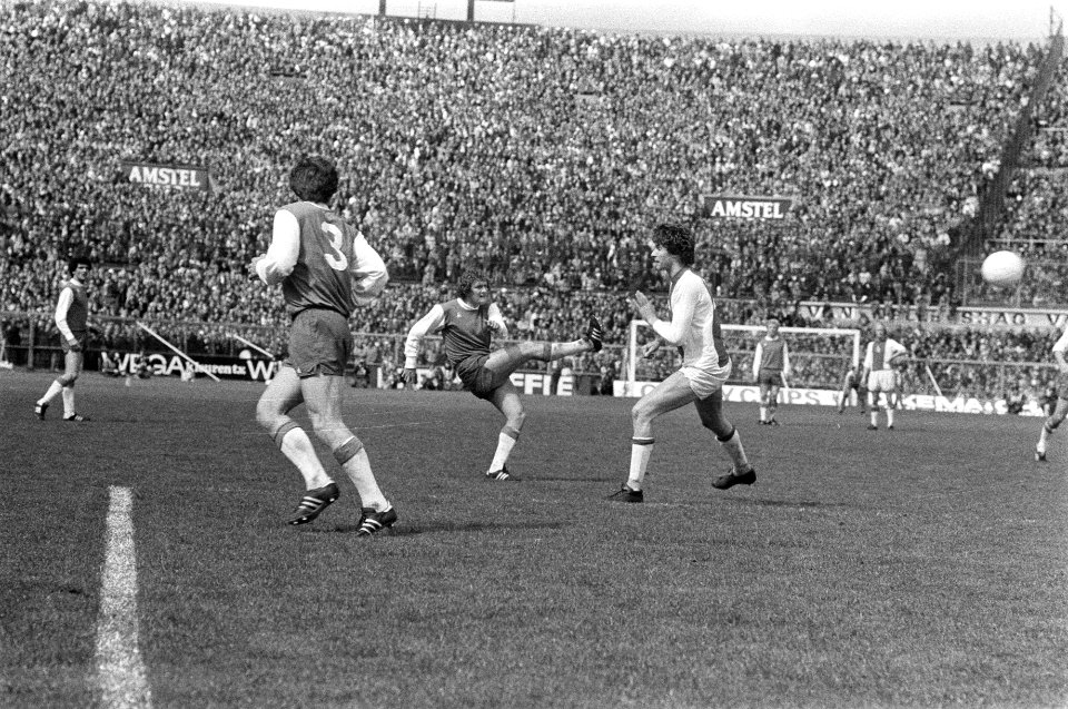 Ajax-verdediger Ruud Krol probeert te verhinderen dat Feyenoorder Wim Jansen de…, Bestanddeelnr 929-1408