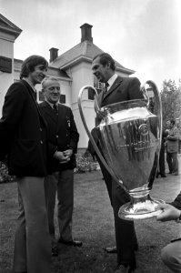 Ajax-speler John Cruijff (l), trainer Stefan Kovacs (m) en minister-president Ba, Bestanddeelnr 925-6430