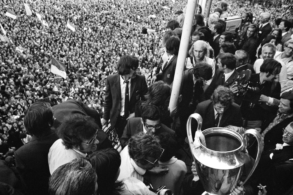 Ajax-spelers op het balkon, toegejuicht door een enorme menigte, Bestanddeelnr 924-6166
