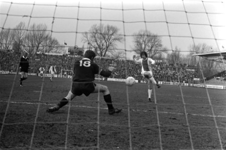 Ajax-speler Dick van Dijk scoort doelpunt, op de rug gezien keeper Hans van der…, Bestanddeelnr 924-3552