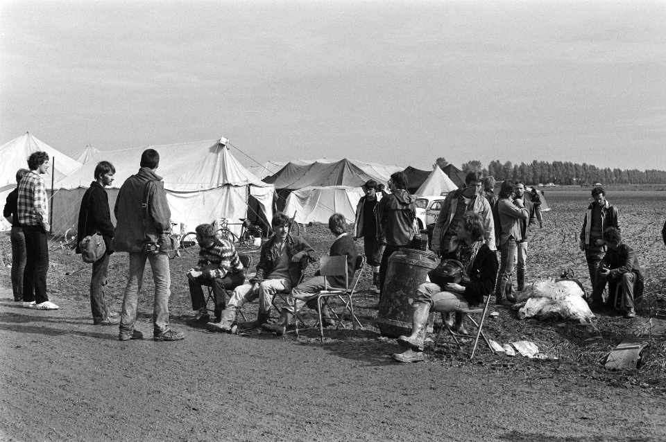 Aktievoerders bijeen op de achtergrond tenten, Bestanddeelnr 931-6964
