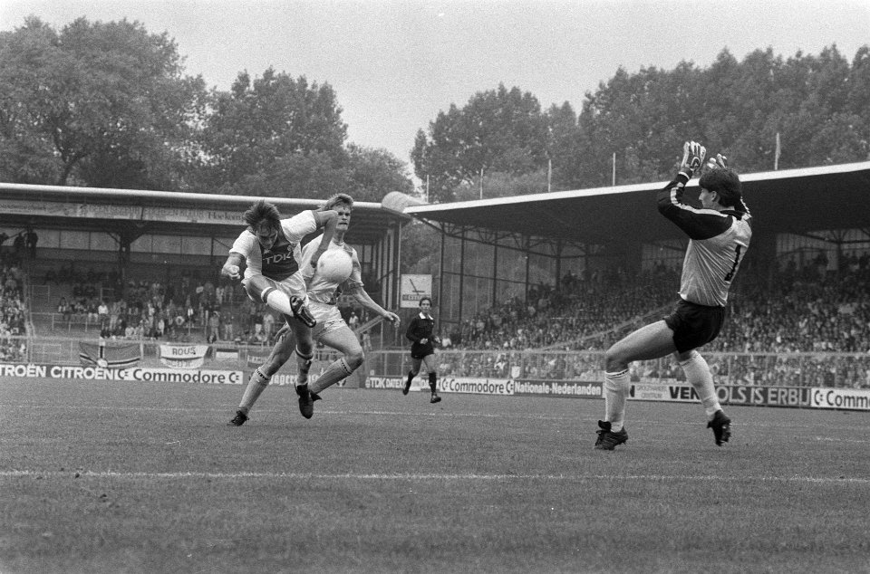 Ajax-Groningen Bosman (Alax, l) schiet op Groningen doelman Storm (r), Bestanddeelnr 933-7581