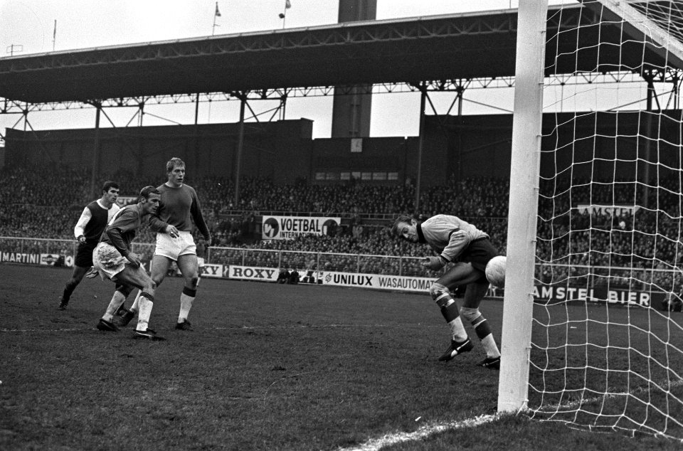 Ajax-Feijenoord 0-1 keeper Bals laat bal, geschoten door Henk Wery, door handen , Bestanddeelnr 921-8642