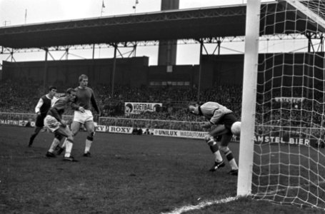 Ajax-Feijenoord 0-1 keeper Bals laat bal, geschoten door Henk Wery, door handen , Bestanddeelnr 921-8642