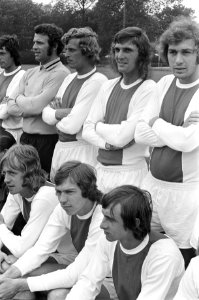 Ajax-selectie presenteert zich aan de pers, staand v.l.n. Suurbier, Stuy, Keizer, Bestanddeelnr 925-7435