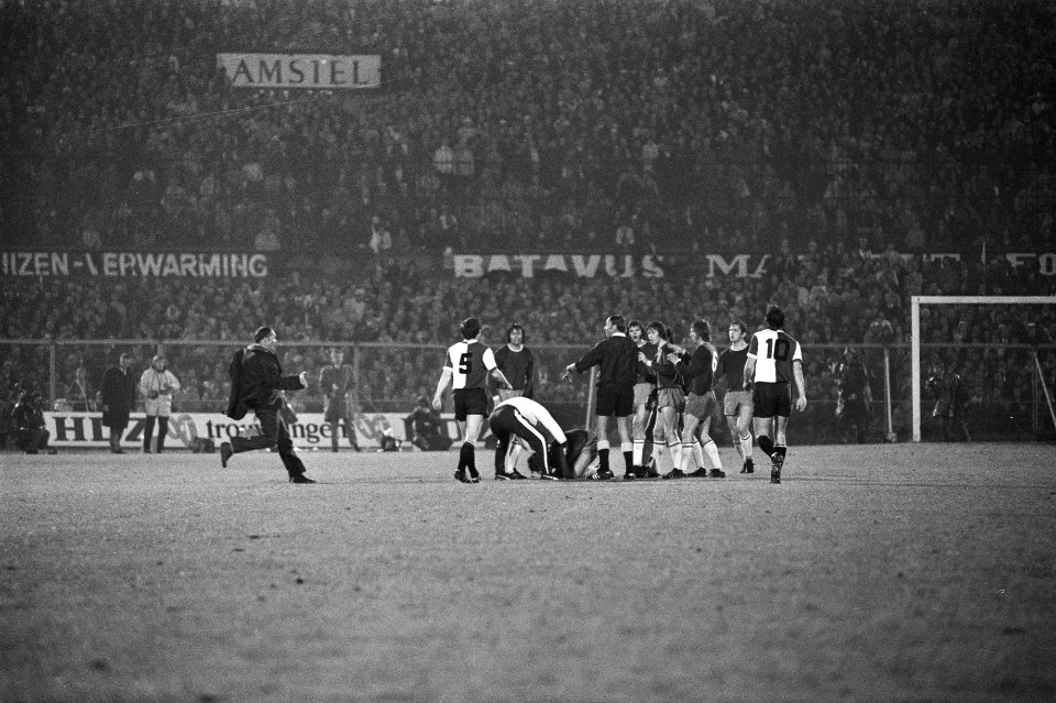 Ajax-Feyenoord 1-3. Ajax-trainer Michels rent het veld op naar de geblesseerde N, Bestanddeelnr 924-5899