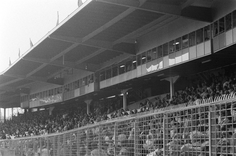 Ajax-Groningen vier skyboxen onder tribunedak Ajax-stadion, Bestanddeelnr 933-7583