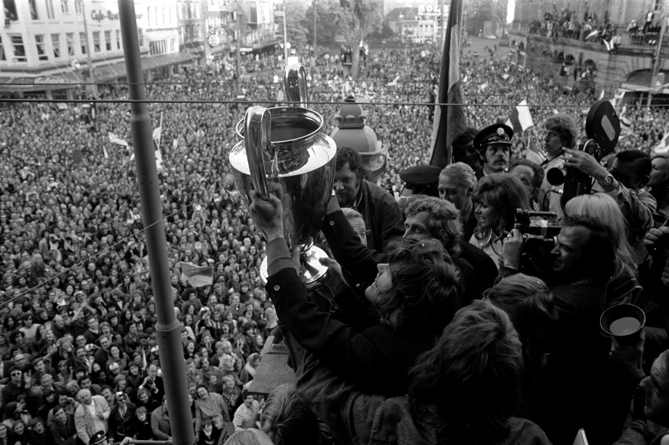 Ajax-speler Barry Hulshoff met de cup, Bestanddeelnr 925-6411