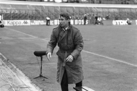 Ajaxtrainer Spitz Kohn in actie, Bestanddeelnr 934-3373