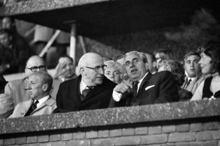 Ajax-Feyenoord 1-3. Burgemeester Samkalden (l) en Ajax-voorzitter Van Praag op d, Bestanddeelnr 924-5915