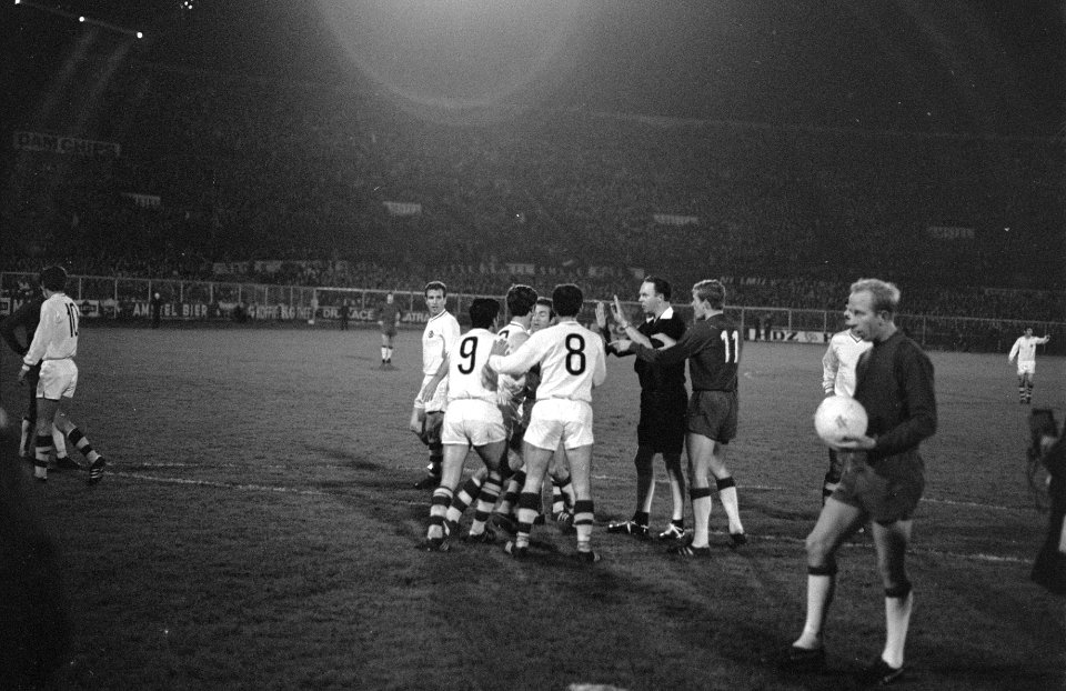 Ajax-Fenerbache 2-0 spelers Fenerbache protesteren tegen penalty bij scheidsrech, Bestanddeelnr 921-8525