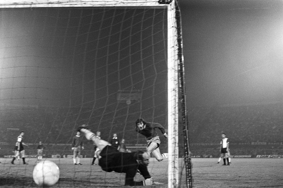 Ajax-Feyenoord 1-3. Kopbal van Ajax-speler Barry Hulshof. Keeper Eddy Treytel l…, Bestanddeelnr 924-5898
