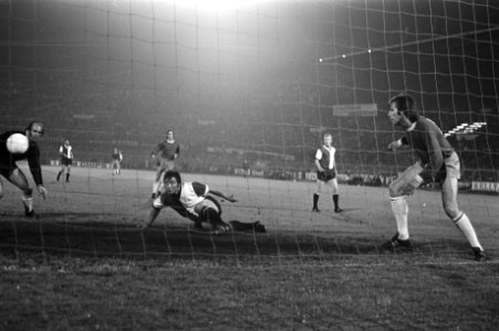 Ajax-Feyenoord 1-3. Spelmoment voor doel van Feyenoord (vlnr. Treytel, Laseroms , Bestanddeelnr 924-5904