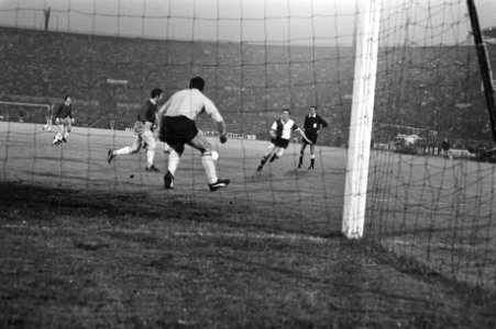 Ajax-Feyenoord 1-3. Spelmoment voor Ajax-doel, Bestanddeelnr 924-5908
