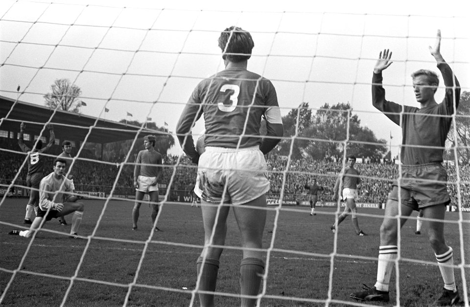 Ajax-Volendam 2-0 Klaas Nuninga steekt handen omhoog, Zwarthoed heeft hands gema, Bestanddeelnr 921-7417