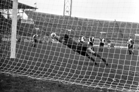 Ajax-Feijenoord 0-1 Eddy Pieters Graafland maakt hier een van zijn mooie redding, Bestanddeelnr 921-8645