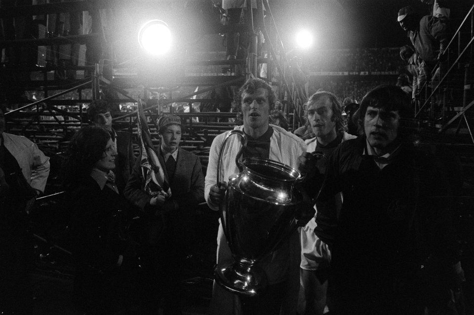 Ajax-voetballer Piet Keizer met de Europa-cup, Bestanddeelnr 925-6339