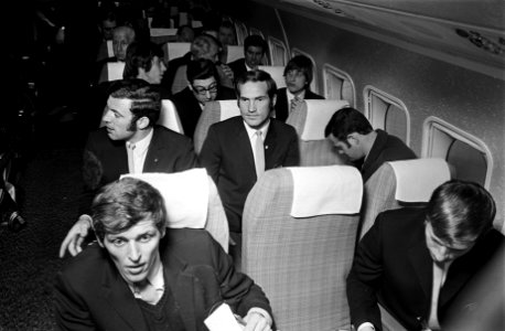 Ajax-elftal vertrekt naar Londen vanaf Schiphol. Elftal in vliegtuig, Bestanddeelnr 923-4095