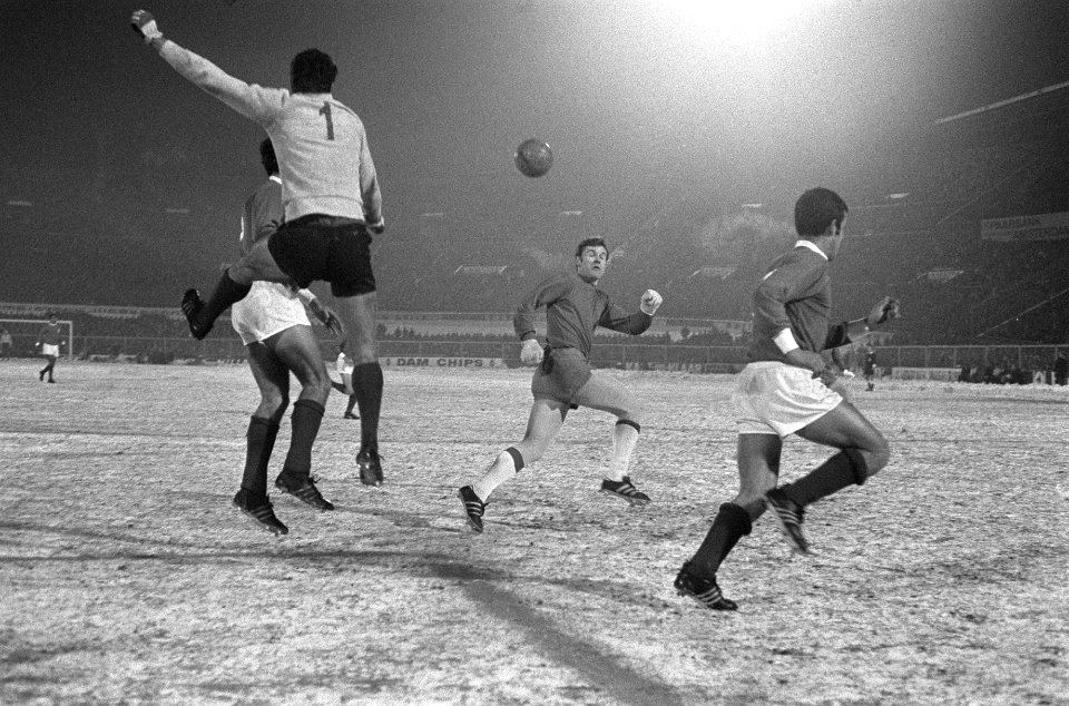Ajax tegen Benfica 1-3, (kwartfinale Europacup I ) aanval Ajax, Bestanddeelnr 922-0980