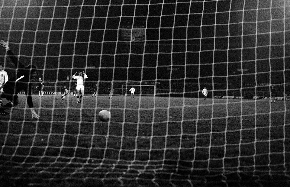 Ajax-Fenerbache 2-0 Klaas Nuninga scoort eerste doelpunt, keeper Yavuz geslagen, Bestanddeelnr 921-8523