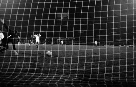 Ajax-Fenerbache 2-0 Klaas Nuninga scoort eerste doelpunt, keeper Yavuz geslagen, Bestanddeelnr 921-8523