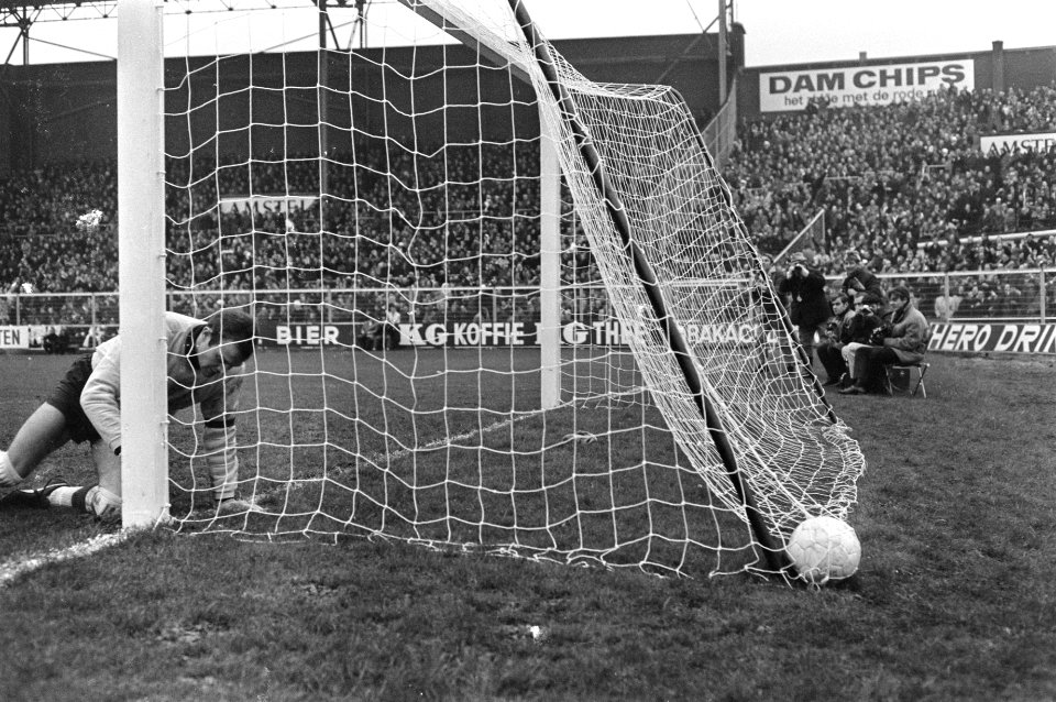Ajax-Feijenoord 0-1. Henk Wery (Feijenoord) heeft gescoord, Bestanddeelnr 921-8651