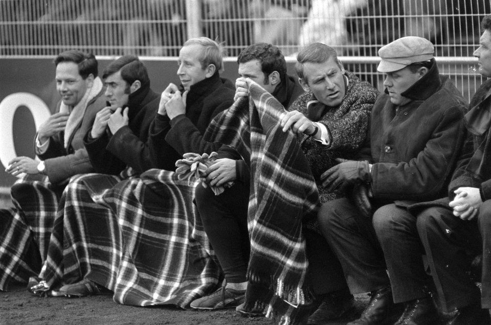 Ajax-Feijenoord 0-1 op het Ajax bankje v.l.n.r. Swart, Groot, Stuy, Brom en trai, Bestanddeelnr 921-8653