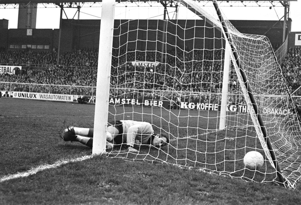 Ajax-Feijenoord 0-1. keeper Bals verslagen op de grond, Bestanddeelnr 921-8643