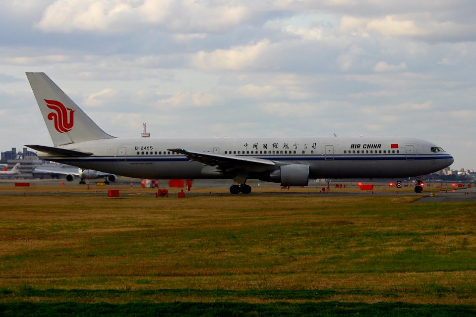 AirChina B767-300 fukuoka 20041227154140