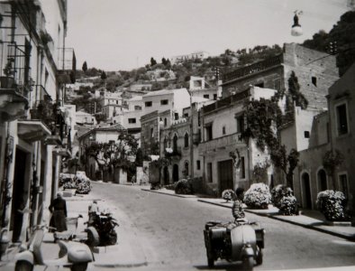AIMG 5302 Taormina 1956 Straßenszene
