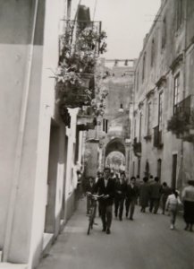 AIMG 5299 Taormina 1956 Straßenszene