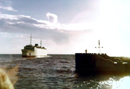 AIMG 5276 Fahrt von Kiel oder so nach Dänemark 1972 begegnendes Riesenschiff