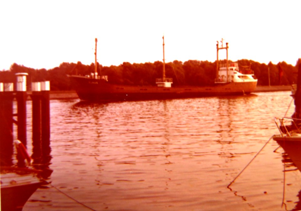 AIMG 5264 Travemünde rotes Schiff 1972